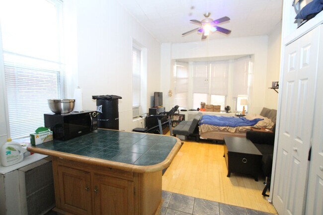 Building Photo - Beautiful Studio in Rittenhouse square.