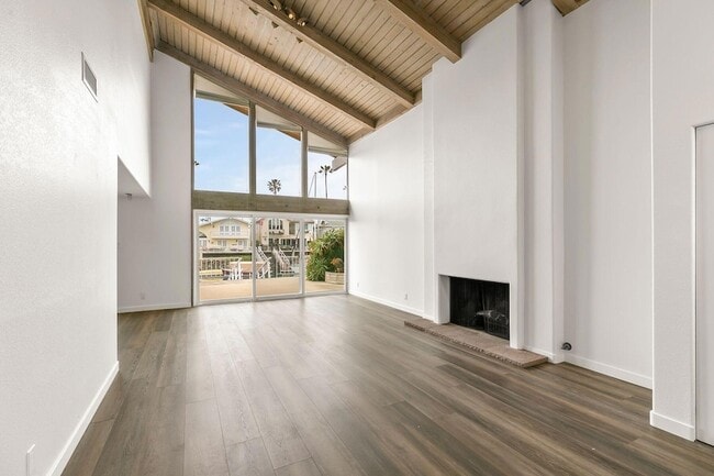 Building Photo - 2957 Seaview Ave