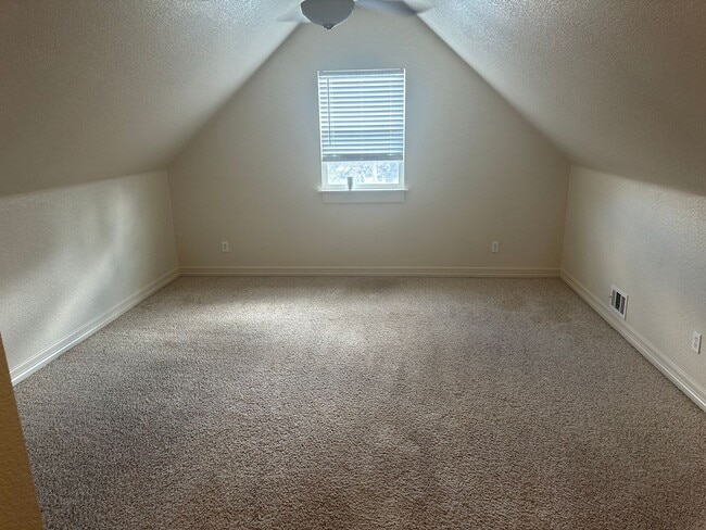 Building Photo - Beautiful 2 bedroom in prime location