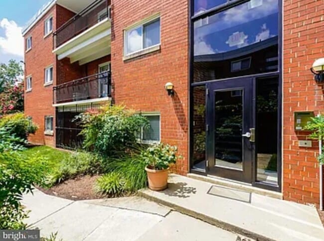 Gated building - 1384 Bryant St NE