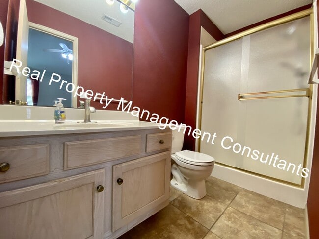 Building Photo - Updated 2 Bedroom Townhome