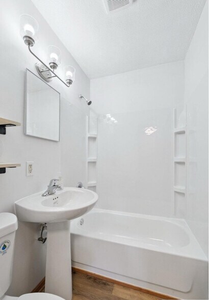 Building Photo - 3355 N 40th Ave