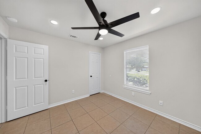 Building Photo - 3803 CR 149
