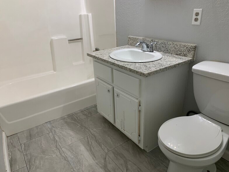 Building Photo - 1016 N Roosevelt Ave