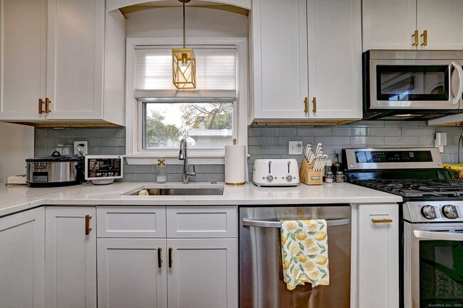 Building Photo - 40 Hazelwood Ave