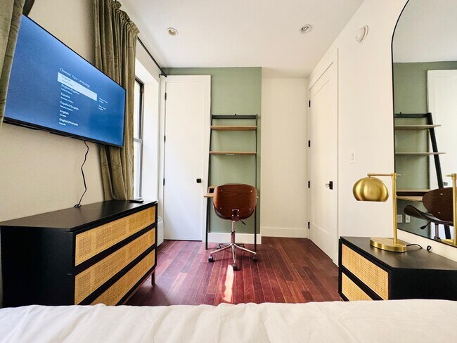 Building Photo - Furnished room/NOT APARTMENT