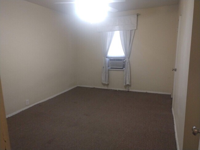 Building Photo - Beautiful Home for Rent With Some Utilities Included