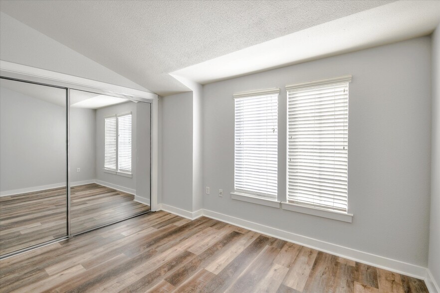 Building Photo - 217 Kentdale Pl