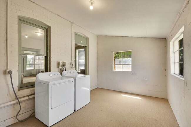 Building Photo - $2,395 - 2 Bed, 2 Bath Townhome in Great D...