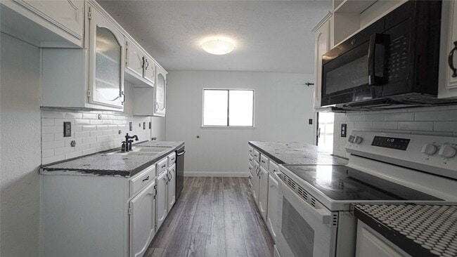 Building Photo - 2115 Chatsworth Rd