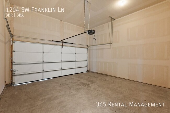 Building Photo - 1204 SW Franklin Dr