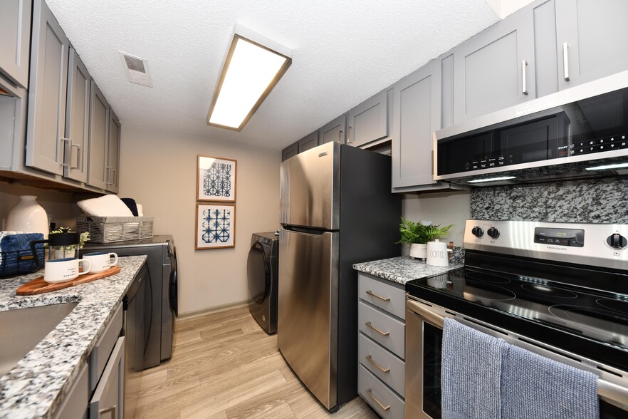 Kitchen + Granite Counters - Preston Apartment Homes