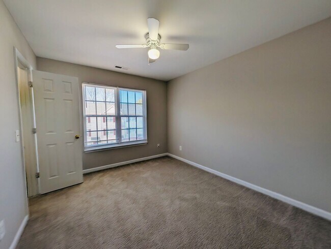 Building Photo - Great Rental Close to NC State