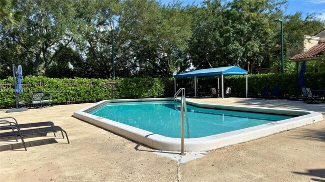 Building Photo - 501 Racquet Club Rd