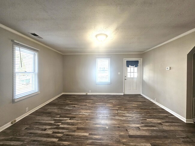 Building Photo - 706 Maple St