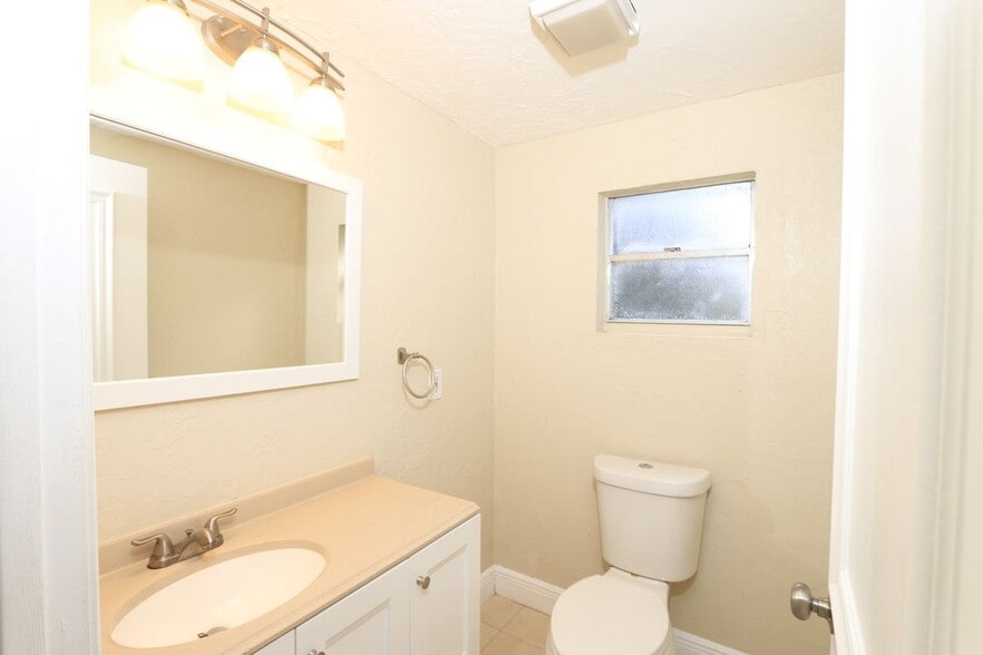 Building Photo - 4916 Silver Oak Dr