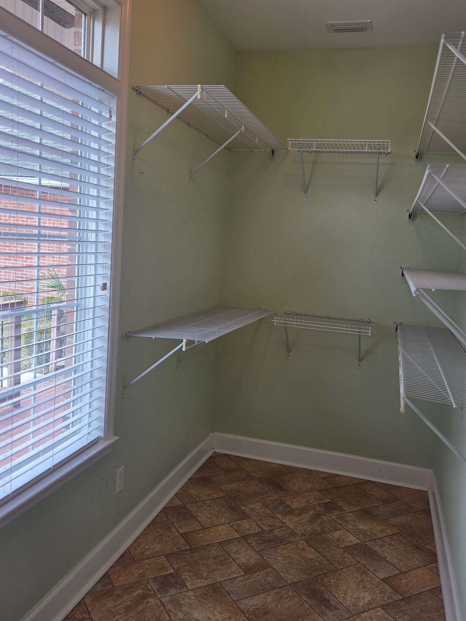 Building Photo - 565 Twin Ponds Dr