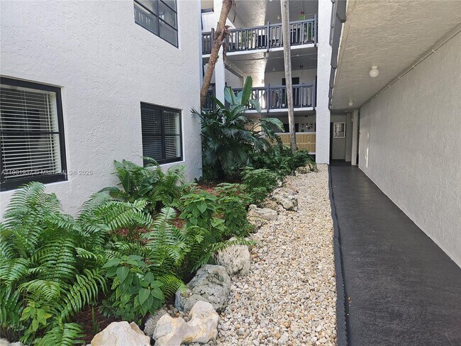 Building Photo - 1021 Mockingbird Ln