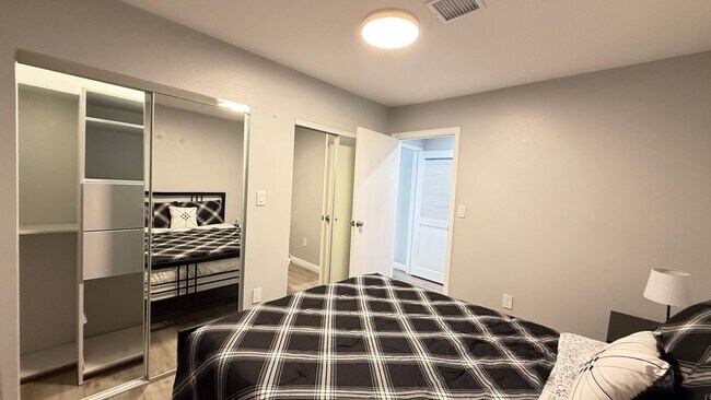 Building Photo - Furnished Ranch-Style Home with Casita – O...