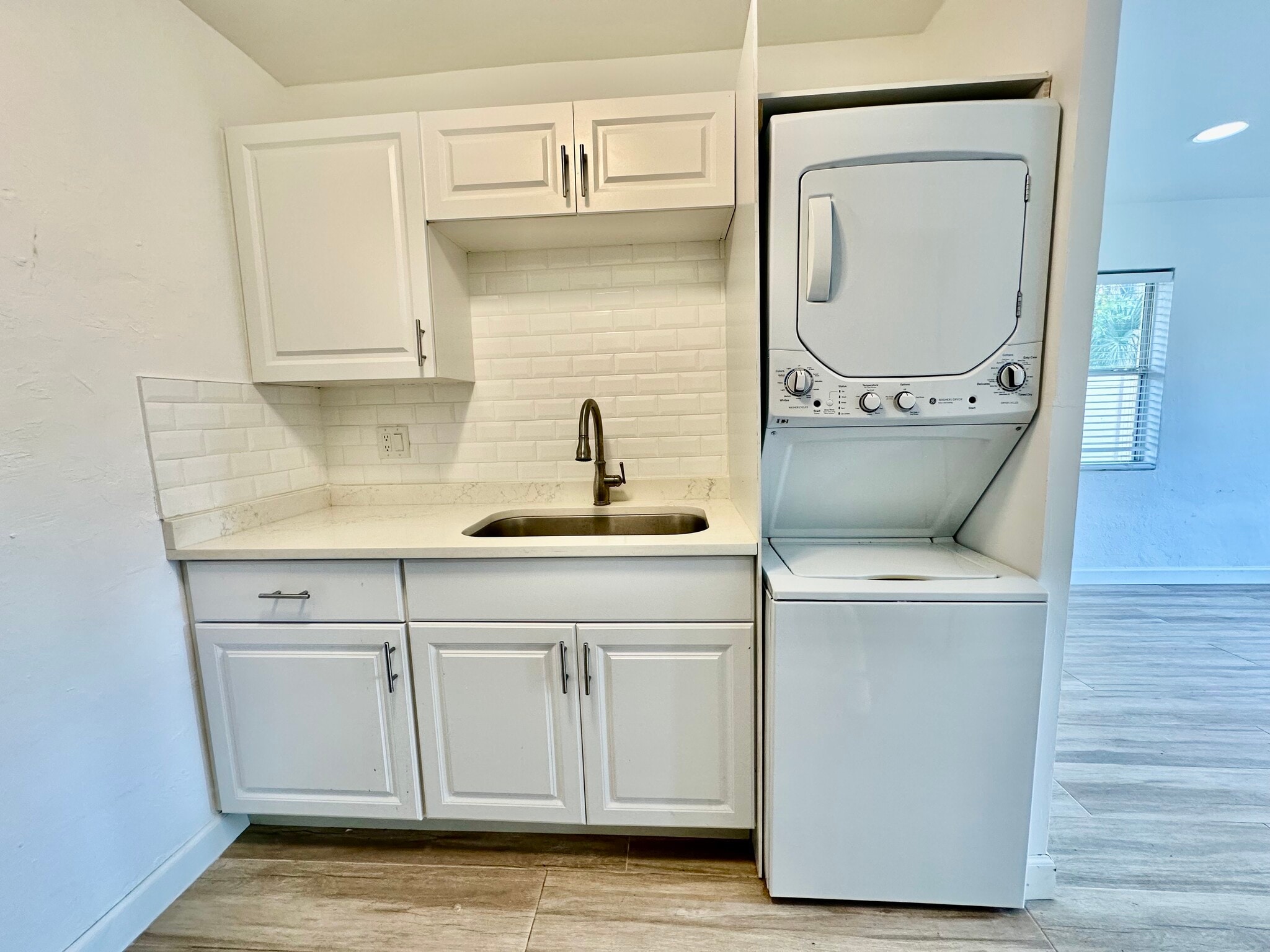 Building Photo - 4241 Tarpon Ave