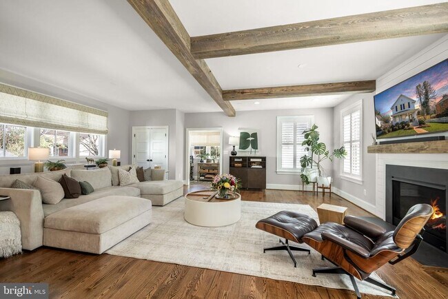 Building Photo - 323 S West St