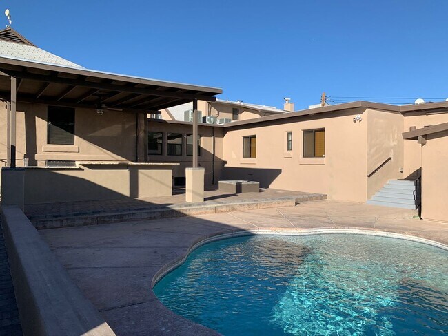 Building Photo - 928 E 6th St