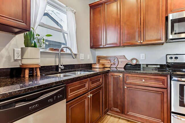 Building Photo - Stunning home in Norfolk!