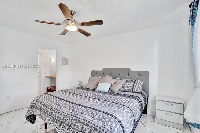 Building Photo - 2999 Point E Dr