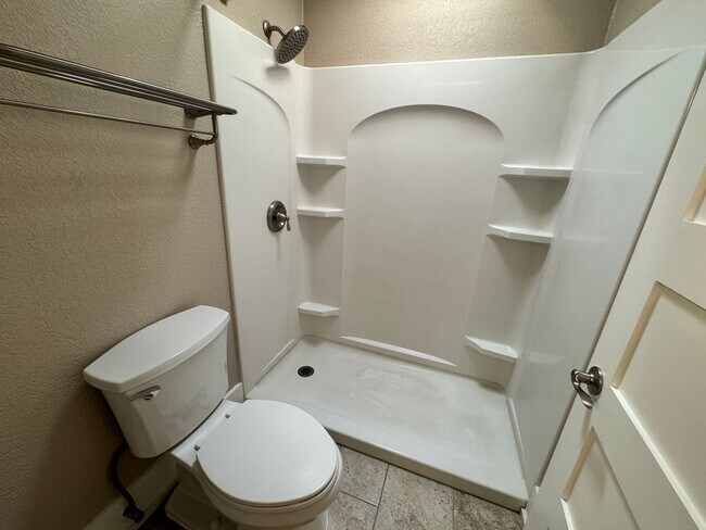 Building Photo - Beautiful 3-bed, 3-bath Home