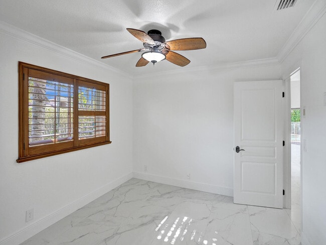 Building Photo - 762 Crescent Way