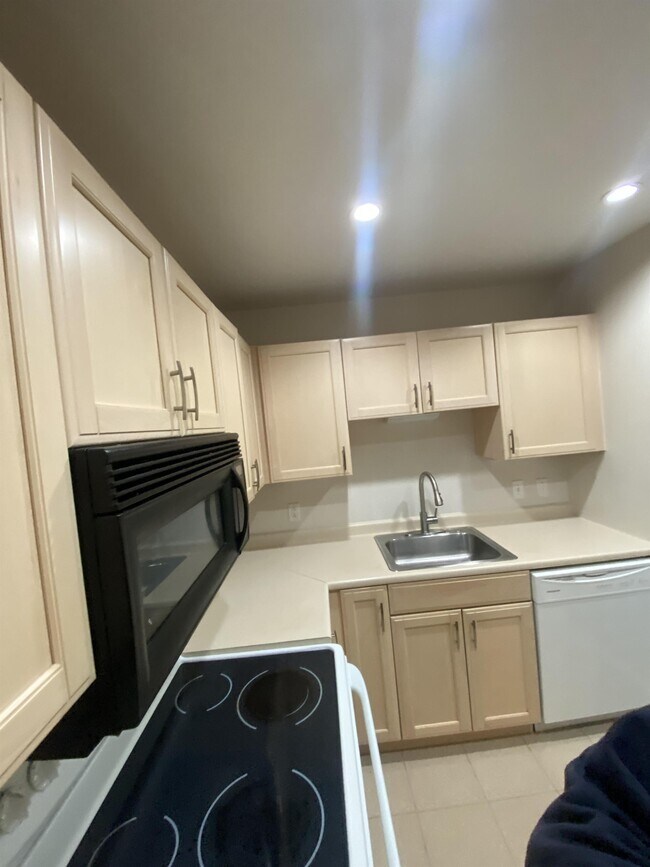 Building Photo - 49 Springbrook Dr