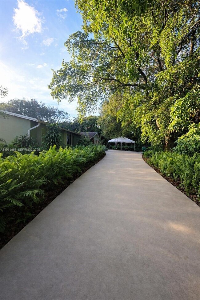 Building Photo - 5095 SW 73rd Ave