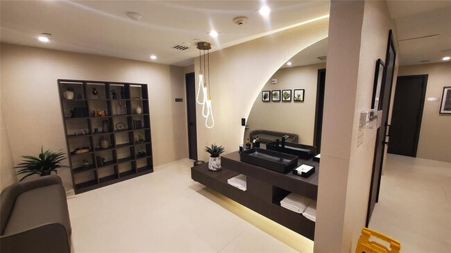 Building Photo - 15901 Collins Ave