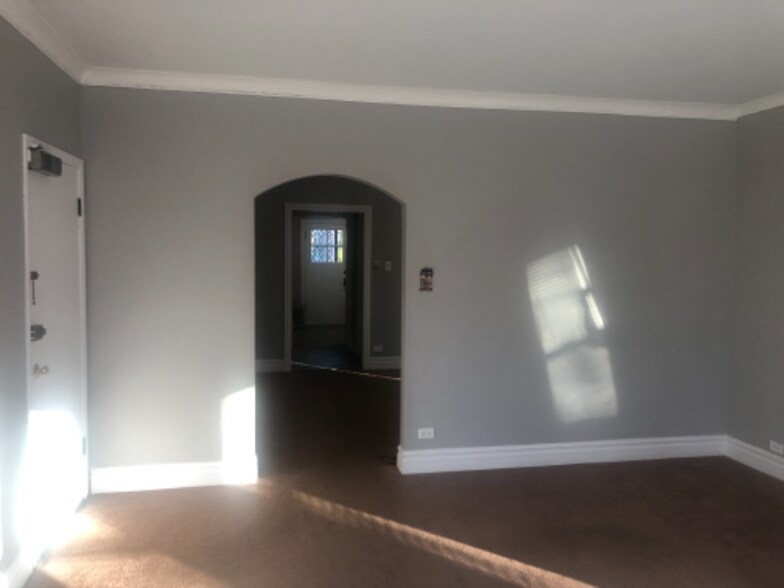Building Photo - 2828 W Lunt Ave