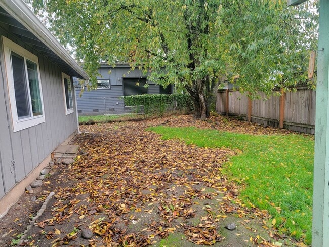 Building Photo - Spacious Spanaway rambler with covered patio and fenced yard.