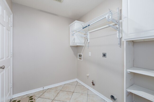 Building Photo - 8015 Sports Haven Dr