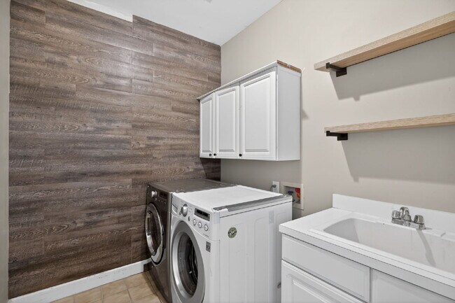 Building Photo - Great home in highly desired Brookstone Subdivision with Cobb County Schools.