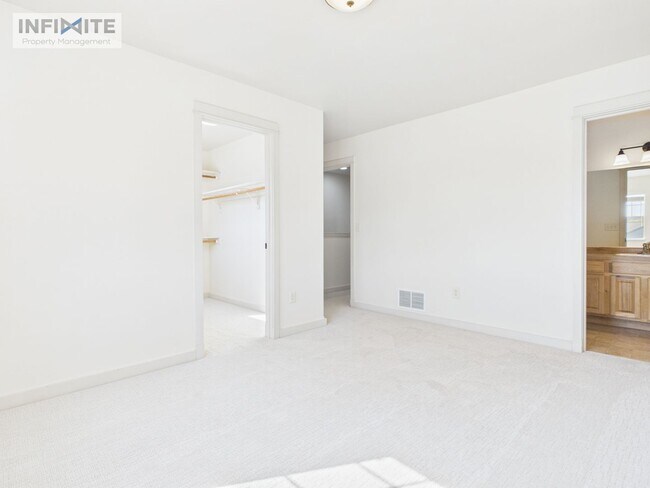 Building Photo - 935 Forestglen Dr