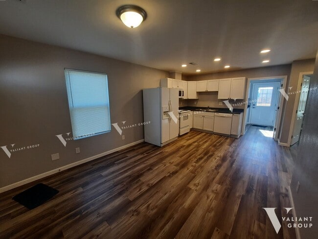 Building Photo - 2 Bedroom House for Rent | Easy Access to Kansas & Chestnut Expwy