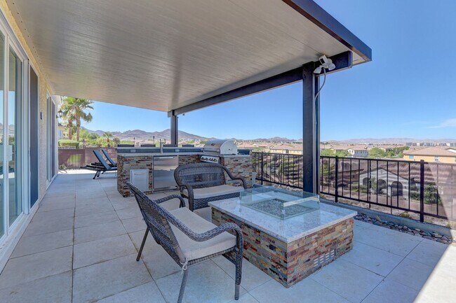 Building Photo - 180 Degree elevated views from a quiet str...