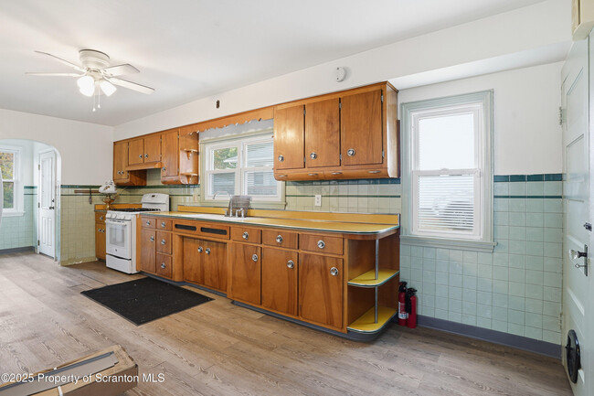 Building Photo - 123 William St