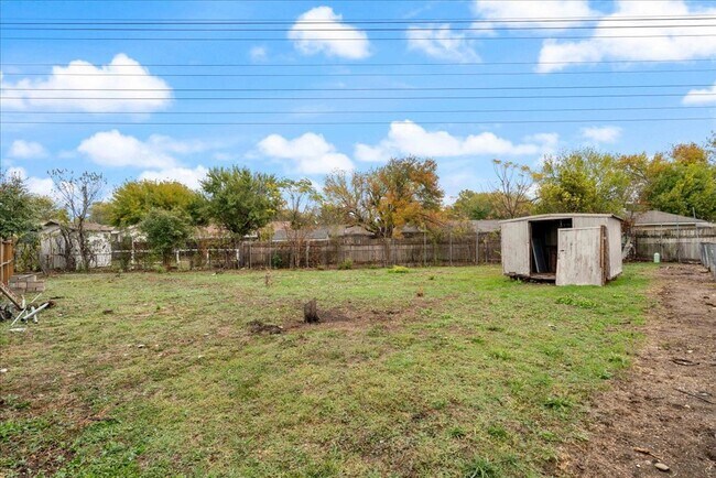 Building Photo - Amazing lot, this 2 bedroom home is updated and move in ready! A must see!