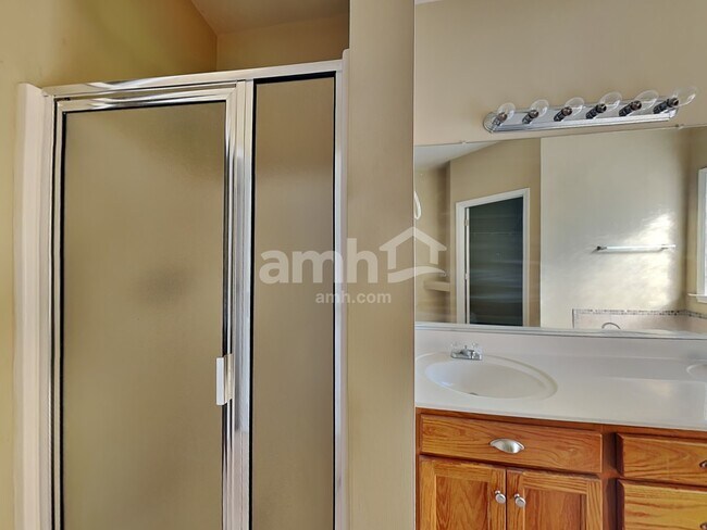 Building Photo - 220 Ash Dr