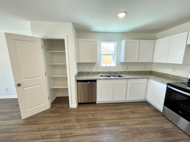 Building Photo - Beautiful New 3 Bedroom Home in the New Ra...