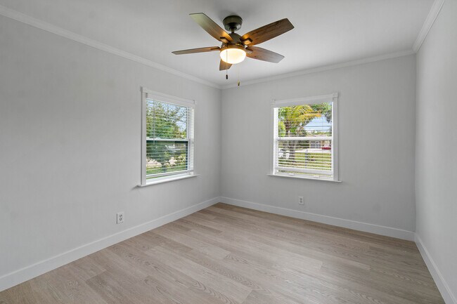 Building Photo - 137 SW 9th Ave