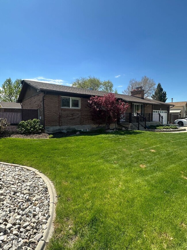 Primary Photo - 1576 Plata Way