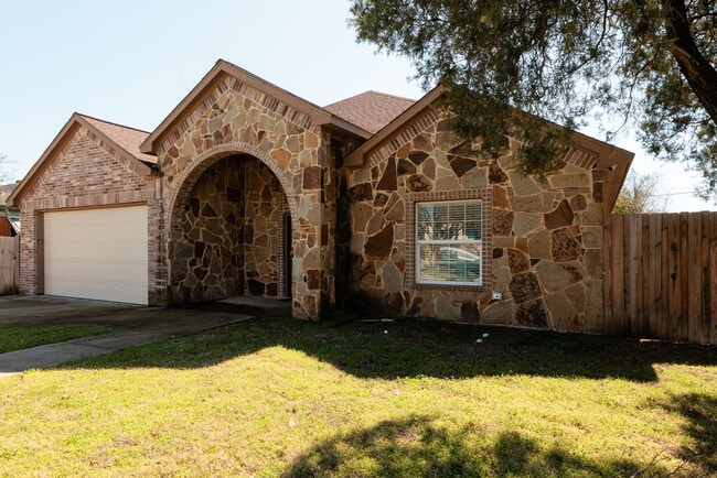 Building Photo - 3014 Falls Dr