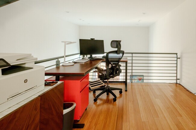 Building Photo - 1220 N Orange Grove Ave