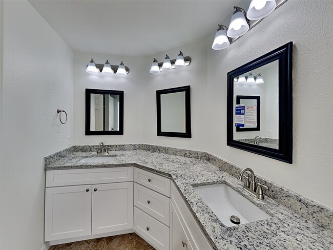 Building Photo - 26949 Carriage Manor Ln