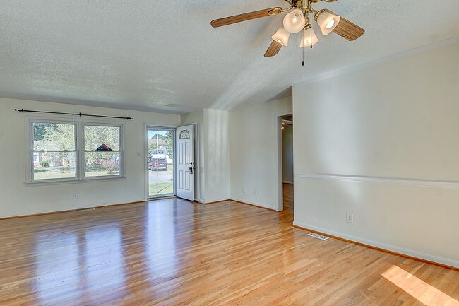 Building Photo - 3 BDRM / 2.5 BATH with FENCED BACKYARD - WINDSOR WOODS!